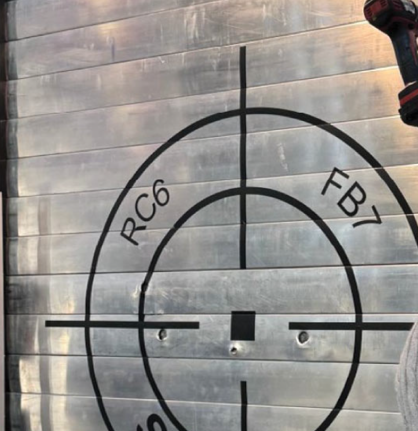 ประตูภายนอกขนาดใหญ่, ประตูกันกระสุน (Hangar Door / Aircraft Door)